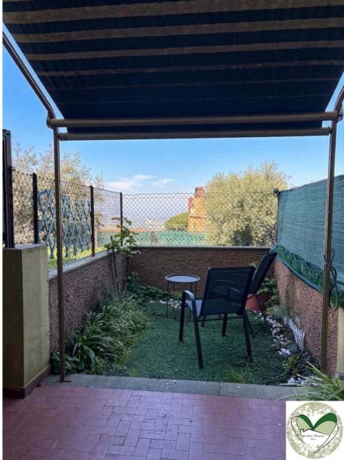 Terrazza sul tetto di I Dolci Appartamenti Ascani a Roma con pergolato, sedute e vista sulla città