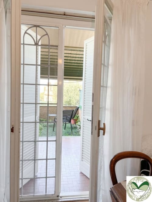 Porte-finestre che si aprono sulla terrazza giardino di I Dolci Appartamenti Ascani, hotel di Roma