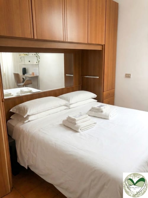 Camera da letto moderna con guardaroba in legno e specchio presso I Dolci Appartamenti Ascani, Roma