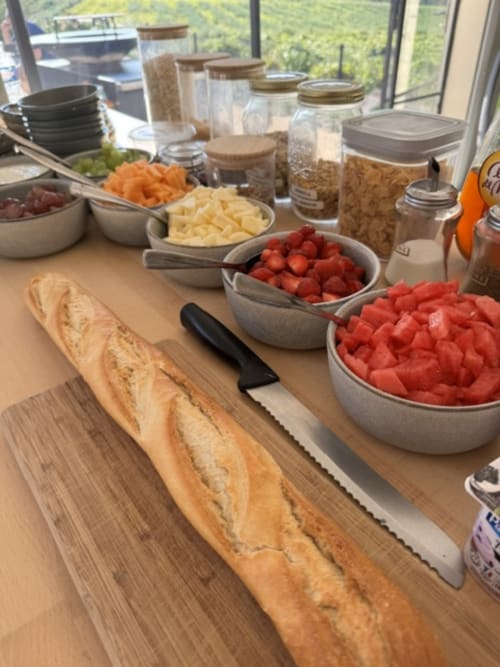 Petit-déjeuner à L'arbre Qui Chante : pain frais, fraises, fromage et produits du garde-manger à Saint Sauveur