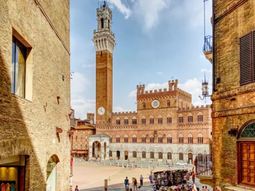 Piazza medievale di Siena con la Torre del Mangia e i palazzi storici, vista da Casa di Alfredo