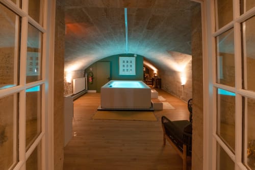 Baignoire spa en pierre sous voûte au Pavillon Des Millésimes, boutique hôtel de luxe à Lussac