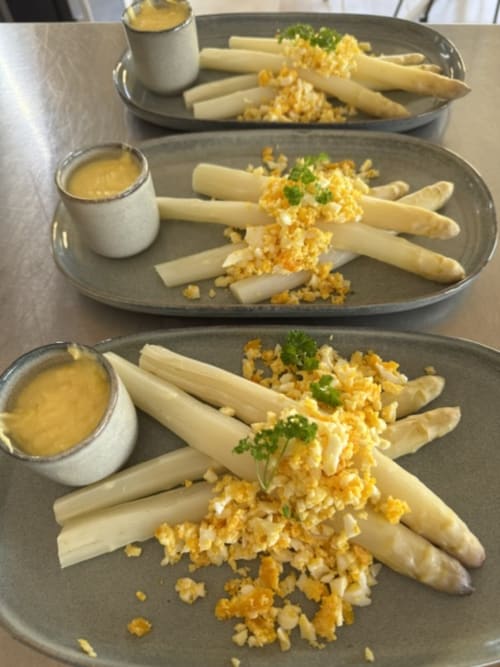 Asperges blanches avec sauce hollandaise et œufs émiettés, L'arbre Qui Chante, Saint Sauveur de Cruzières
