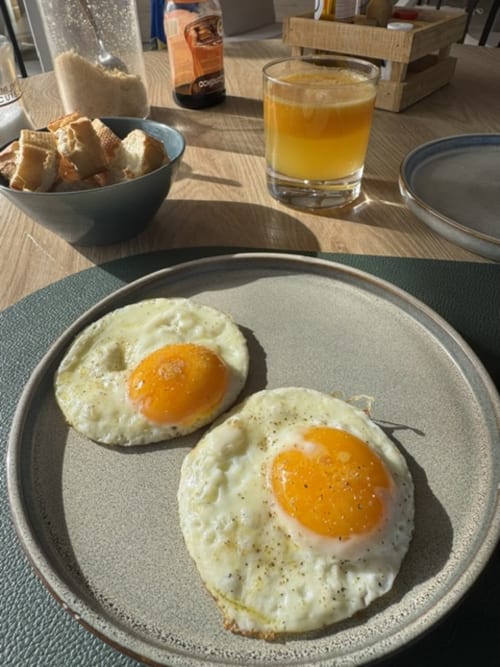 Deux œufs au plat sur une assiette au petit-déjeuner de la maison d'hôtes L'arbre Qui Chante à Saint Sauveur de Cruzières