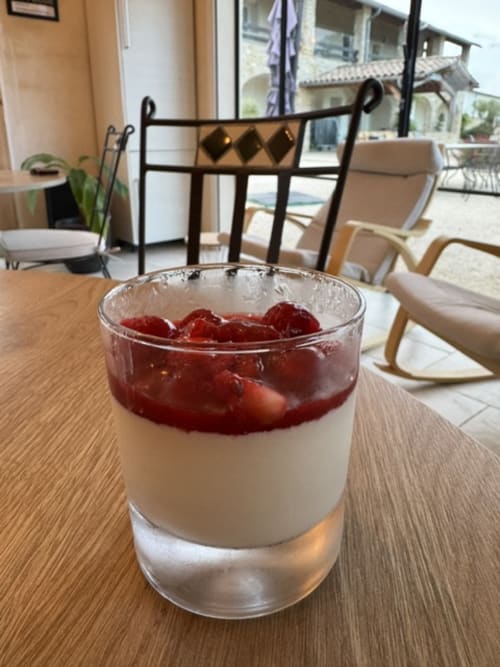 Cocktail en couches avec sirop rouge et liquide transparent à L'arbre Qui Chante B&B à Saint Sauveur de Cruzières
