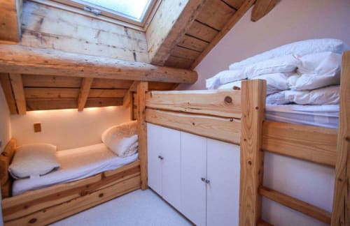 Lits superposés en bois rustique avec literie blanche au cottage La Petite École du Chalet Savoyard, La Plagne Tarentaise
