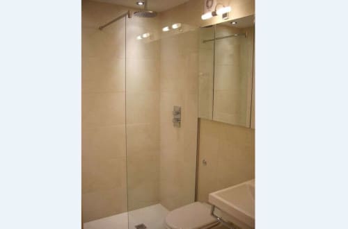 Douche moderne avec portes en verre dans la salle de bain du gîte Le Chalet Savoyard, La Plagne Tarentaise