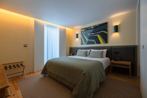 Quarto Standard Duplo Moderno no hotel Douro Land em Peso da Régua com cama king, iluminação ambiente e decoração contemporânea