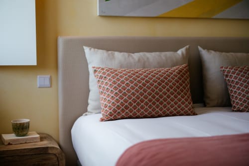 Quarto do hotel Douro Land com cabeceira cinza moderna, travesseiros brancos, almofadas com padrão geométrico e vista para a montanha em Peso da