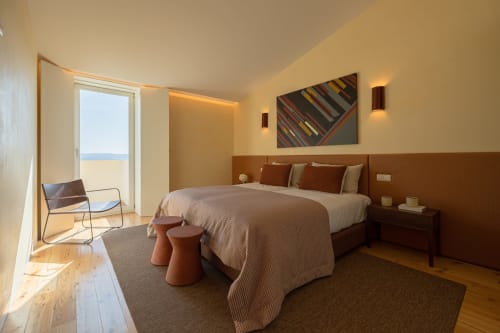 Quarto moderno do hotel Douro Land com vista para montanha na varanda, acabamentos em madeira e mobiliário contemporâneo em Peso da Régua