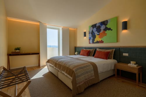 Quarto moderno do Douro Land com cama de casal, arte colorida, varanda com vista para montanhas e design contemporâneo