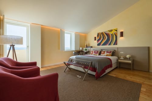 Espaçoso quarto duplo no hotel Douro Land com vista para a serra, comodidades modernas, poltrona vermelha e acesso à varanda