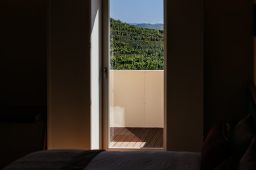 Vista do quarto do hotel Douro Land em Peso da Régua com varanda, paisagem montanhosa e vegetação exuberante