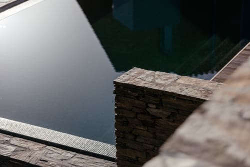 Borda de deck de madeira envelhecida com vista para as águas tranquilas do hotel Douro Land em Peso da Régua