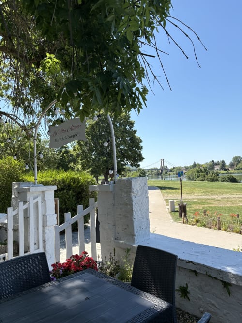 Terrasse de la Villa Aliénor avec vue sur la rivière aux Andelys, France