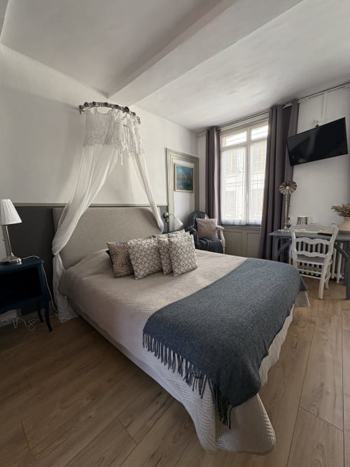 Chambre élégante avec lit à baldaquin à la Villa Aliénor, Les Andelys - voilages, accents gris, équipements modernes