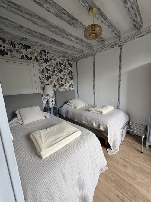 Chambre double à la Villa Aliénor B&B aux Andelys avec lits à baldaquin et papier peint floral