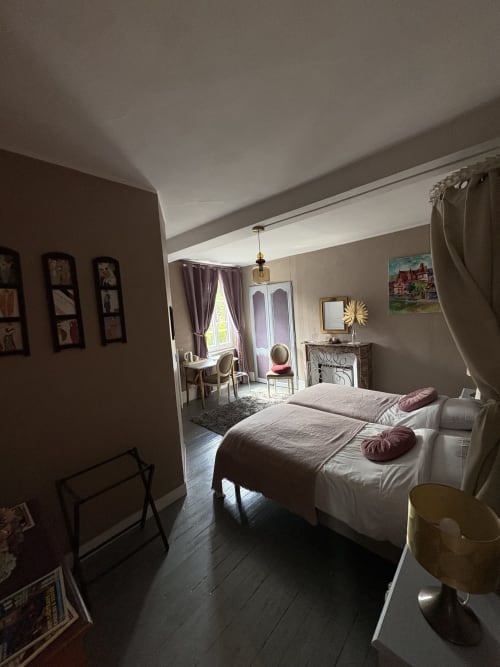 Chambre élégante de la Villa Aliénor B&B aux Andelys avec lit double, cheminée et coin salon