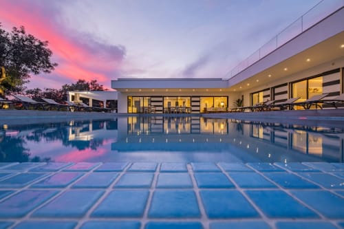 Piscina do apartamento BlueHorizon ao entardecer com edifício moderno, Albufeira - SignatureStays