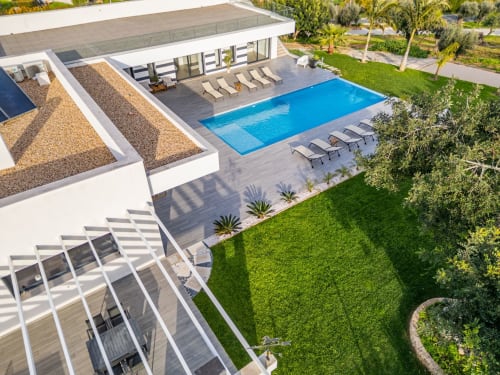 Apartamento BlueHorizon em Albufeira com piscina, espreguiçadeiras, arquitetura moderna e jardins bem cuidados