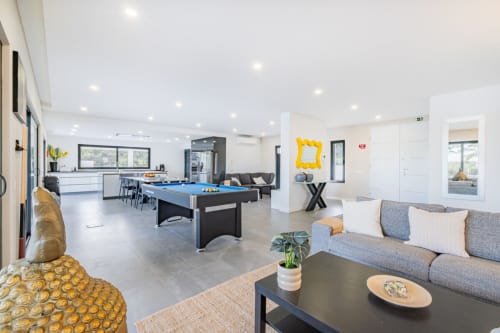 Apartamento BlueHorizon em Albufeira pela SignatureStays com sala moderna integrada, mesa de bilhar e cozinha