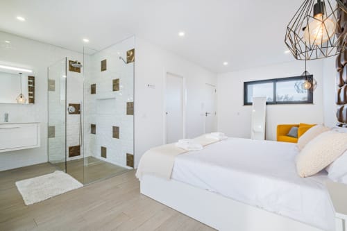 Quarto moderno no apartamento BlueHorizon, Albufeira. Cama King com casa de banho privada e poliban.