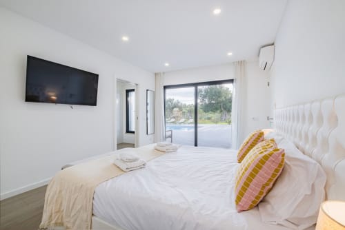 Quarto moderno no BlueHorizon by SignatureStays em Albufeira com vista para a frente de água, TV de ecrã plano e design contemporâneo
