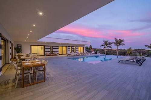 Apartamento BlueHorizon em Albufeira com piscina de horizonte infinito, sala de jantar e vistas do pôr do sol na SignatureStays