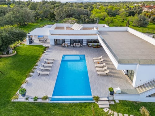 Apartamento moderno com piscina azul, deck de madeira, espreguiçadeiras e jardins paisagísticos em BlueHorizon, Albufeira