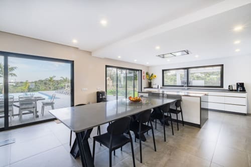 Cozinha integrada moderna e sala de jantar no apartamento BlueHorizon em Albufeira com vista para a piscina