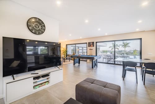 Apartamento moderno em Albufeira no BlueHorizon by SignatureStays com mesa de bilhar, área de TV e vistas panorâmicas do oceano