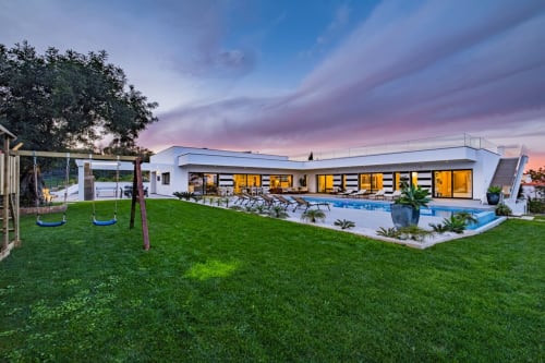Apartamento moderno BlueHorizon em Albufeira com piscina, espreguiçadeiras, jardim bem cuidado e arquitetura branca contemporânea em