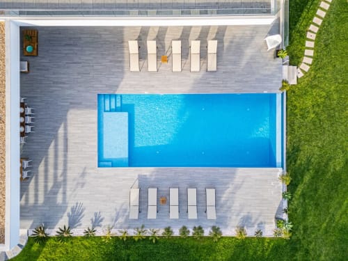 Vista aérea do apartamento BlueHorizon em Albufeira com piscina, espreguiçadeiras e jardim bem cuidado