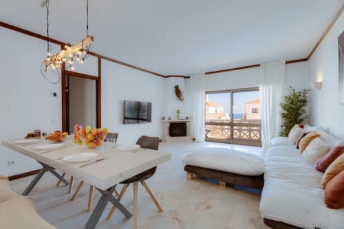 Apartamento moderno em Albufeira com sala de estar integrada, área de refeições, quarto e varanda com vista para o mar em SignatureStays
