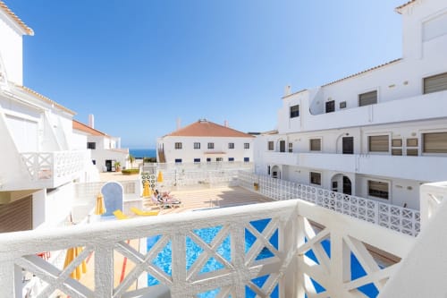 Complexo de apartamentos Beachtime Oura em Albufeira com edifícios caiados, varandas e vistas para o mar