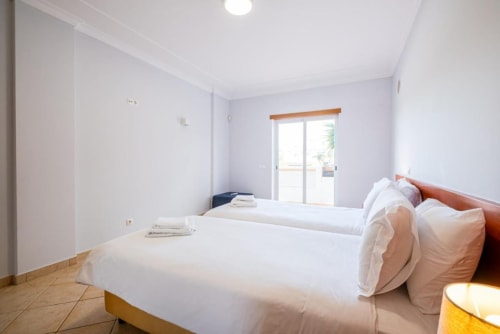 Quarto luminoso no Farmvillage by SignatureStays em Albufeira com camas de solteiro, acesso à varanda e comodidades modernas