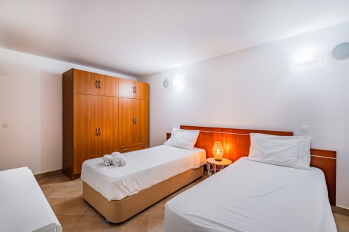 Espaçoso quarto twin na Capetown Marina by SignatureStays em Albufeira com móveis em madeira e comodidades modernas