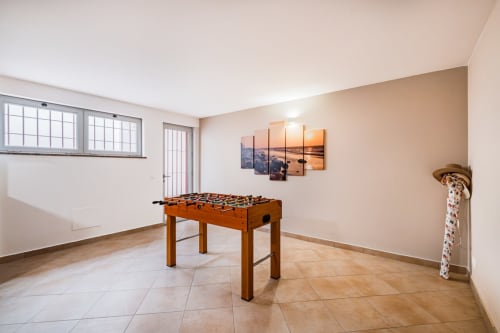 Mesa de totó em sala de jogos da suíte luminosa do SignatureStays Albufeira, Albufeira