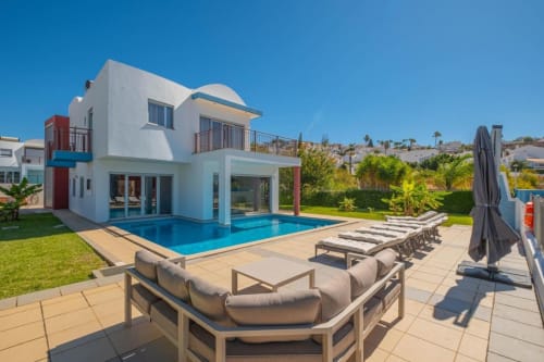 Apartamento Capetown Marina em Albufeira com piscina, área de estar e arquitetura moderna branca