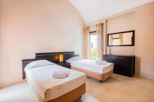 Quarto duplo em Capetown Marina by SignatureStays em Albufeira, com móveis em madeira escura e varanda com vista para o mar