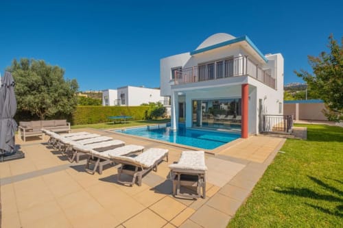 Moderno apartamento Marina Capetown em Albufeira com piscina, espreguiçadeiras e jardim frente-mar pela SignatureStays