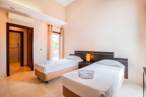 Quarto duplo em Capetown Marina by SignatureStays em Albufeira com camas modernas e acesso à varanda