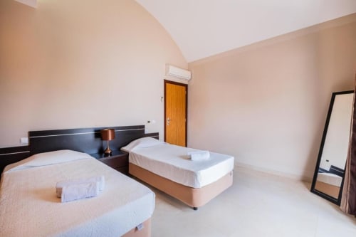 Quarto duplo no Capetown Marina by SignatureStays em Albufeira com móveis modernos e ar condicionado