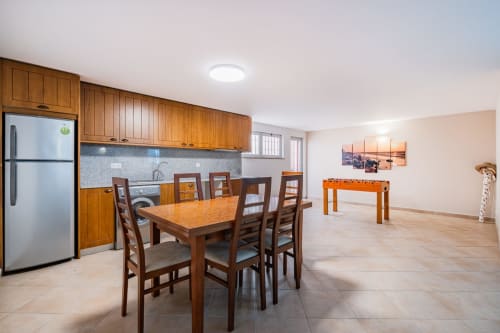 Apartamento Capetown Marina em Albufeira: ampla sala de jantar com mesa de madeira, cozinha e mesa de futsal pela SignatureStays