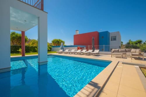 Apartamento Capetown Marina em Albufeira com piscina azul deslumbrante, pavilhão coberto, espreguiçadeiras e design moderno colorido