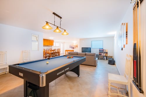 Espaçoso game room no apartamento Capetown Marina, Albufeira com mesa de bilhar, área de refeições e zona de estar