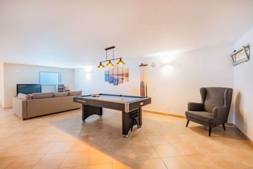 Amplo apartamento no Capetown Marina com sala de jogos na SignatureStays Albufeira: mesa de bilhar, assentos e mobiliário moderno