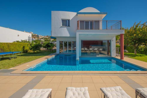 Villa moderna com piscina, espreguiçadeiras e vista para o mar em Albufeira - Capetown Marina by SignatureStays