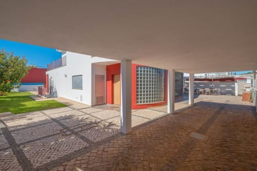 Apartamento Capetown Marina em Albufeira pela SignatureStays com exterior moderno em vermelho e branco e pátio coberto.