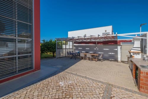Terraço do apartamento Capetown Marina em Albufeira com zona de estar sombreada e comodidades modernas ao ar livre